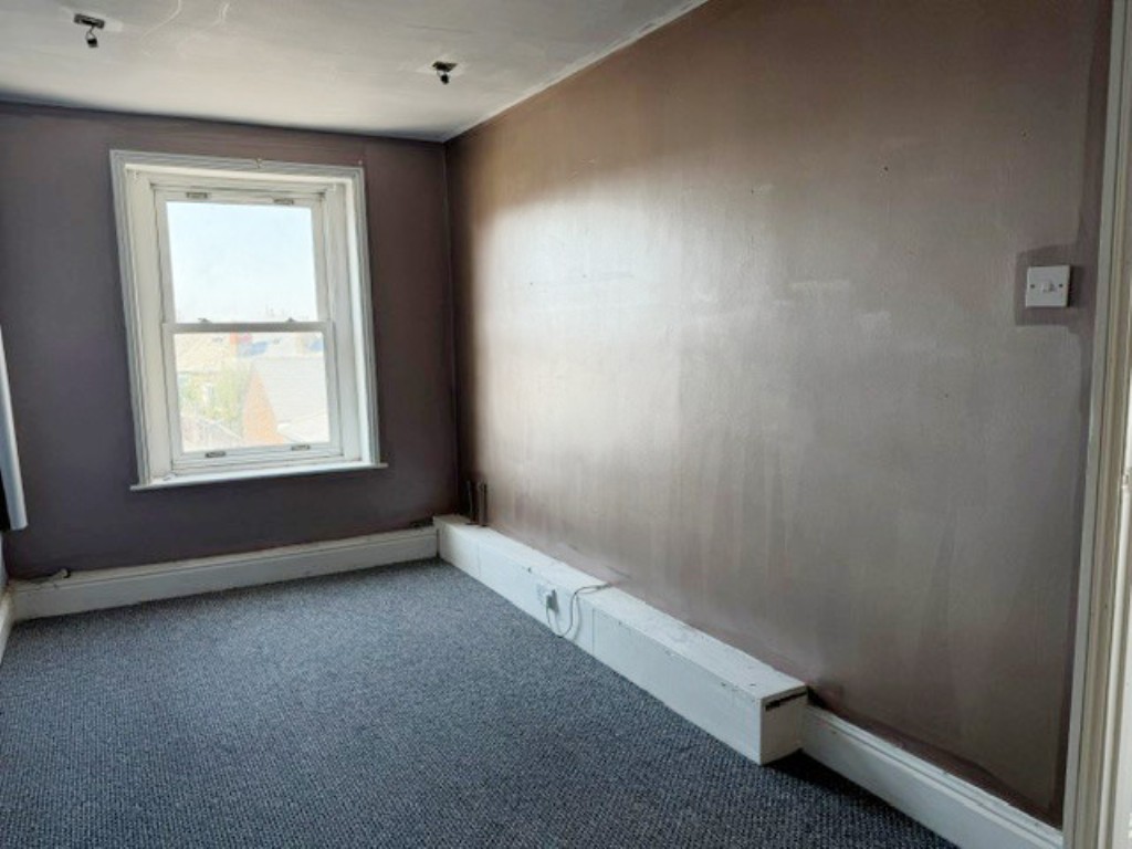 Lot: 147 - VACANT FOUR STOREY FREEHOLD TOWN CENTRE BUILDING WITH POTENTIAL - A Bedroom on the upper floors